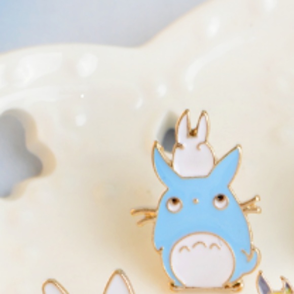 NWT Adorable Totoro Enamel Pin - Picture 2 of 3